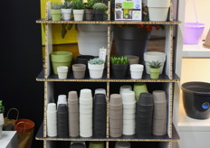 Ook werd de nieuwe Dubai serie van De Bruin gepresenteerd in winkel en retaildisplay. Beschikbaar in 5 maten en 5 kleuren.